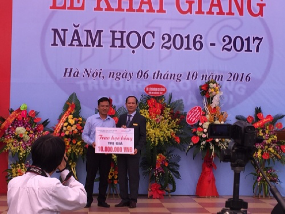 Đại diện Ngân hàng Vietinbank, Chi nhánh Nam Thăng Long trao học bổng cho đại diện lãnh đạo nhà trường